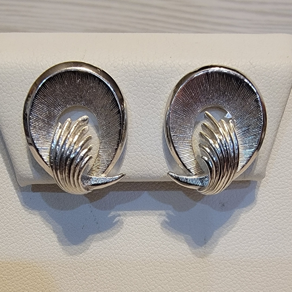 Vintage Crown Trifari Silver Tone Abstract Modernist Swirl Clip On Earrings